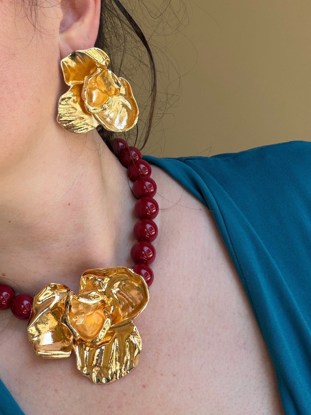 Chunky Beaded Necklace and Gold Earrings jewelry set - Picture 4 of 6